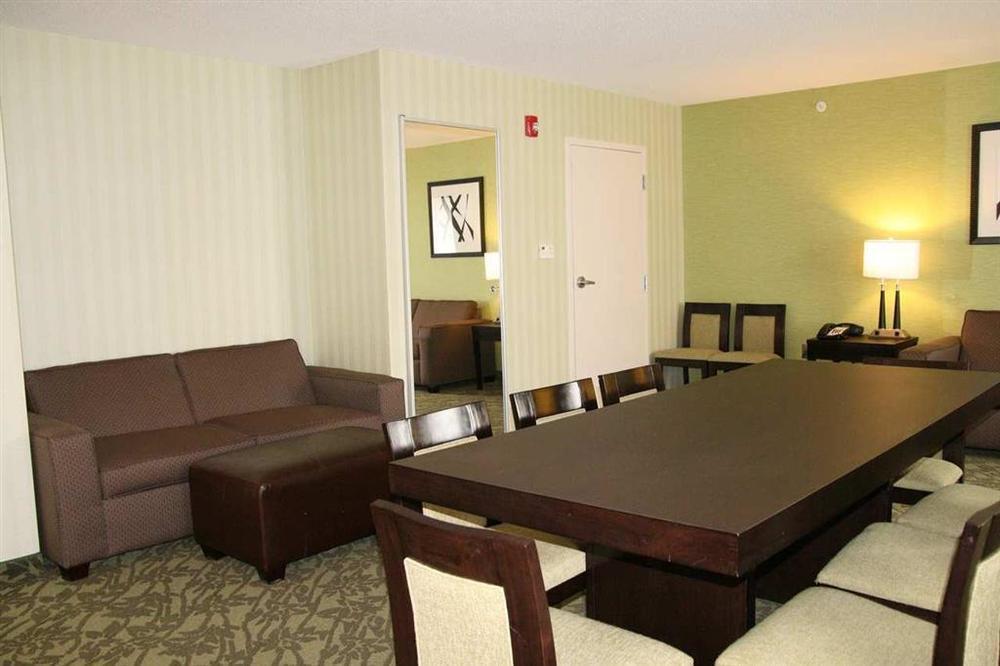 Hampton Detroit Roseville Hotel 3*
