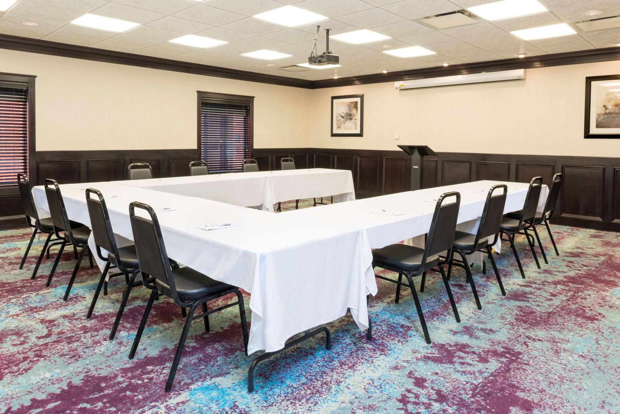 Hampton Detroit Roseville Hotel