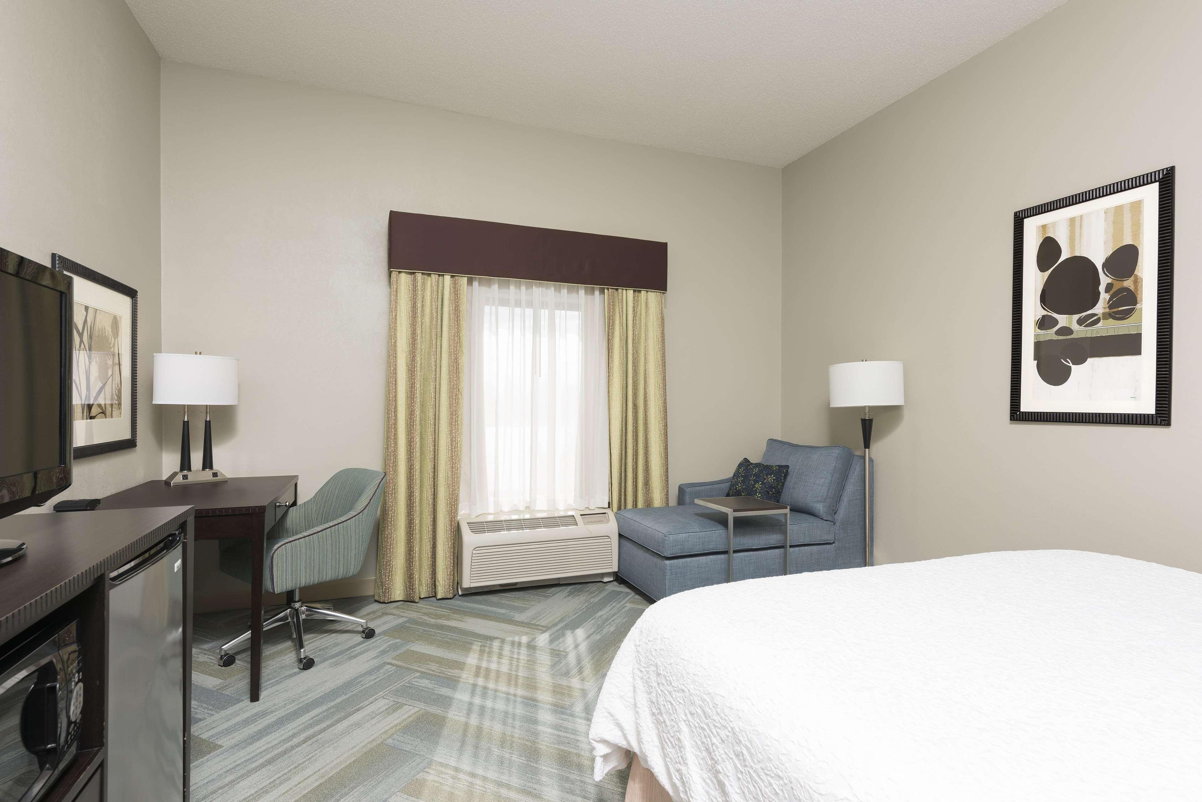 Hampton Detroit Roseville 3* Clinton Township
