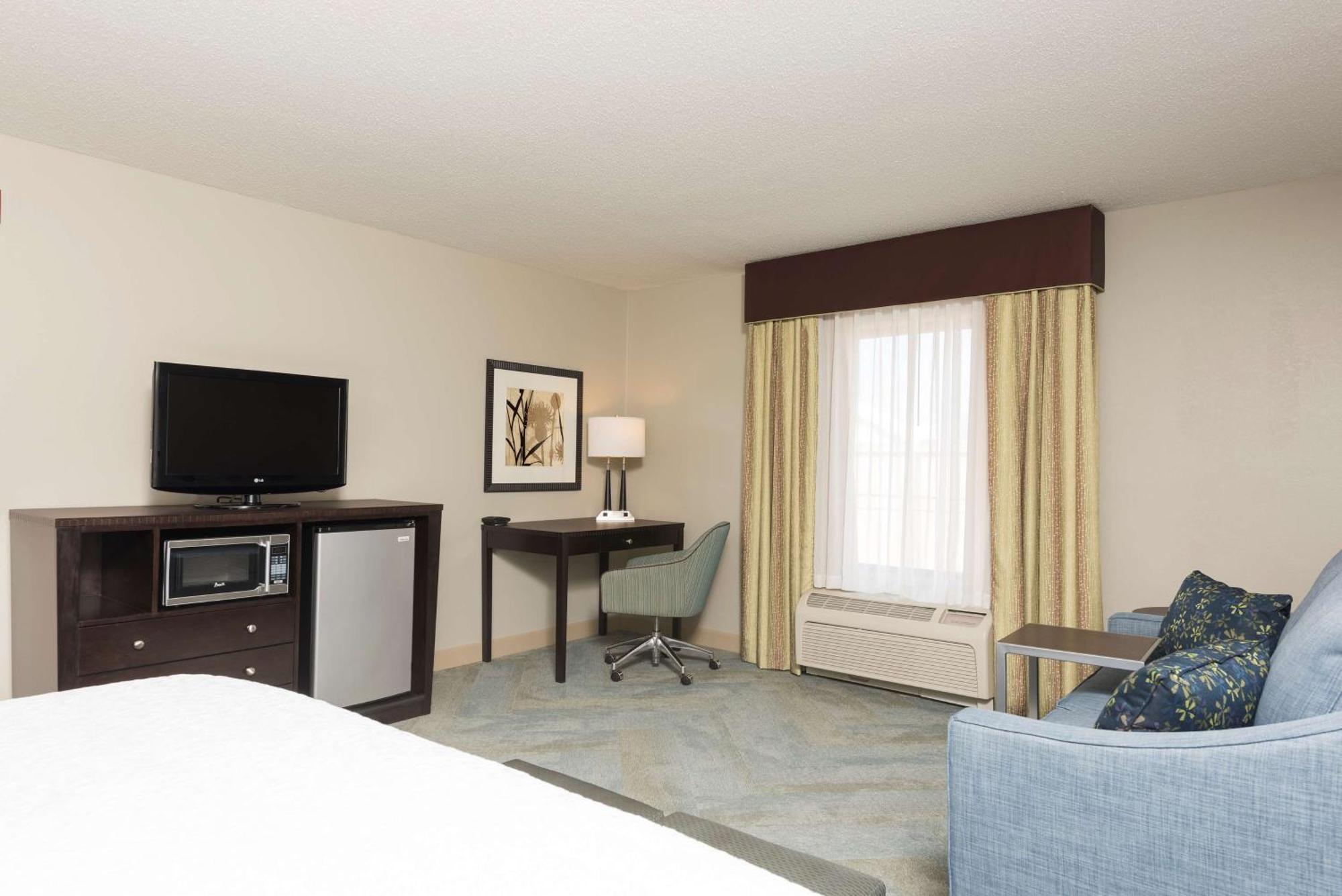 Hampton Detroit Roseville 3* Clinton Township