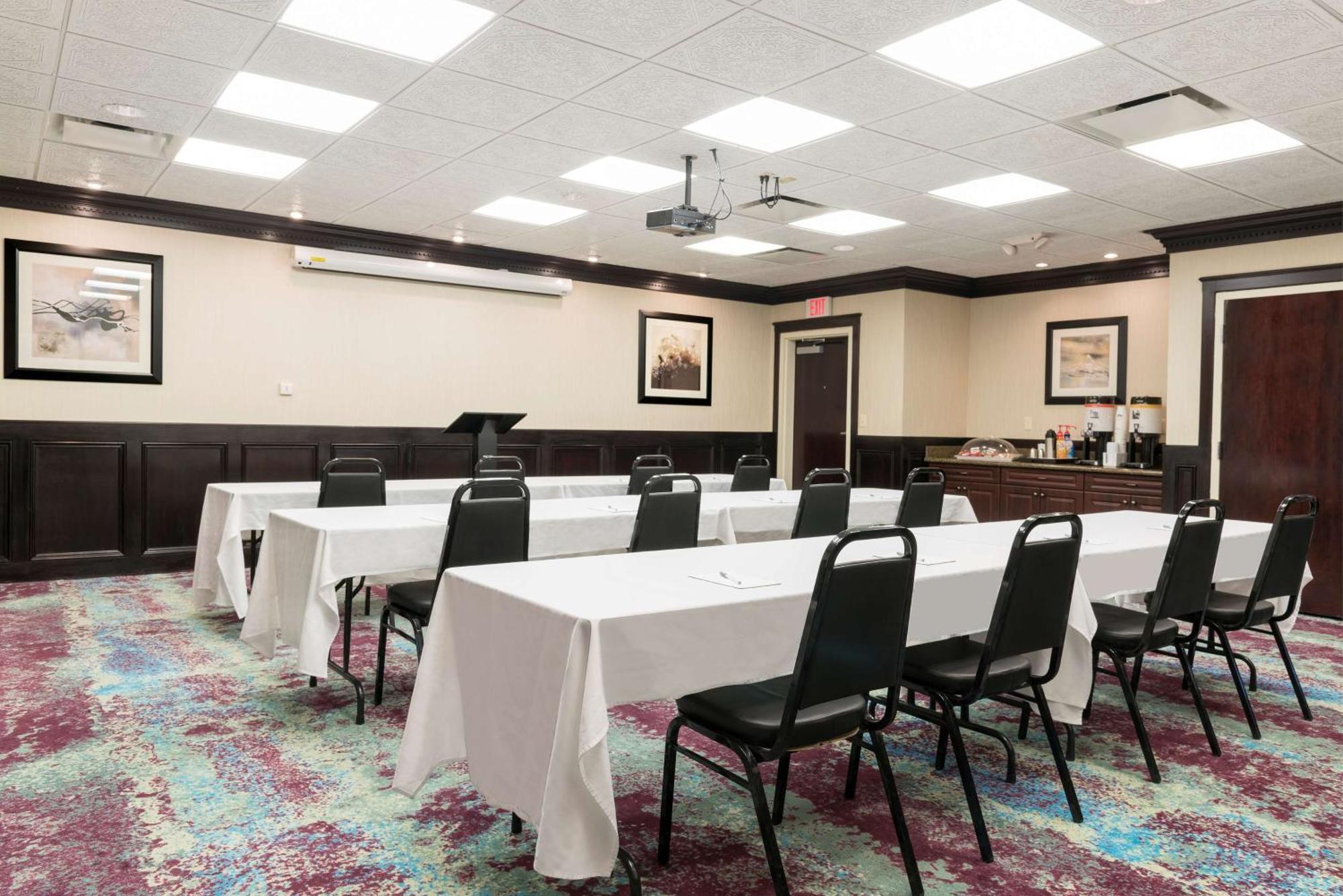 Hampton Detroit Roseville 3*