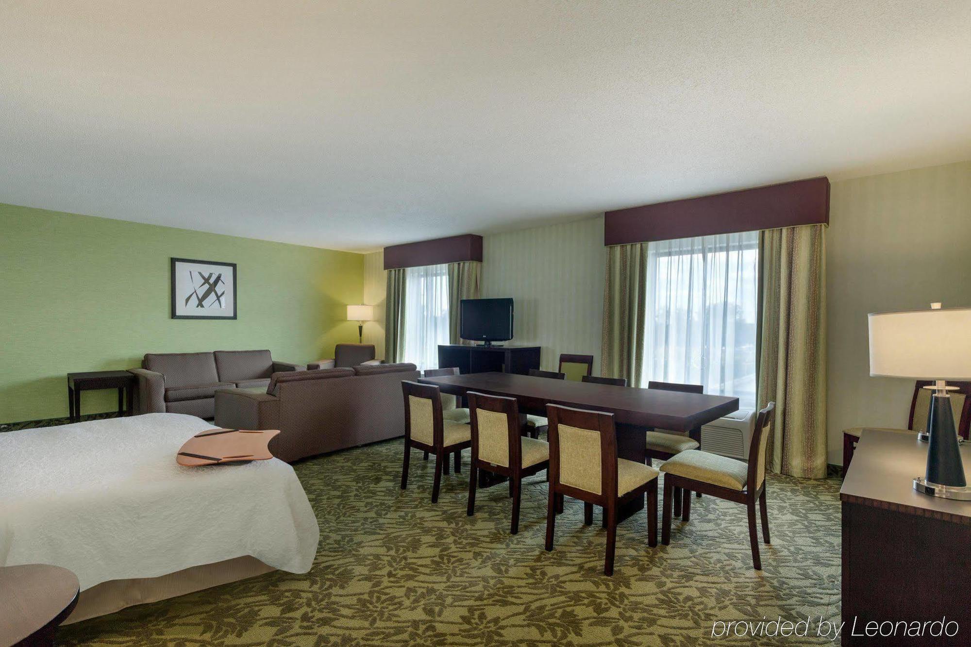 Hampton Detroit Roseville 3*