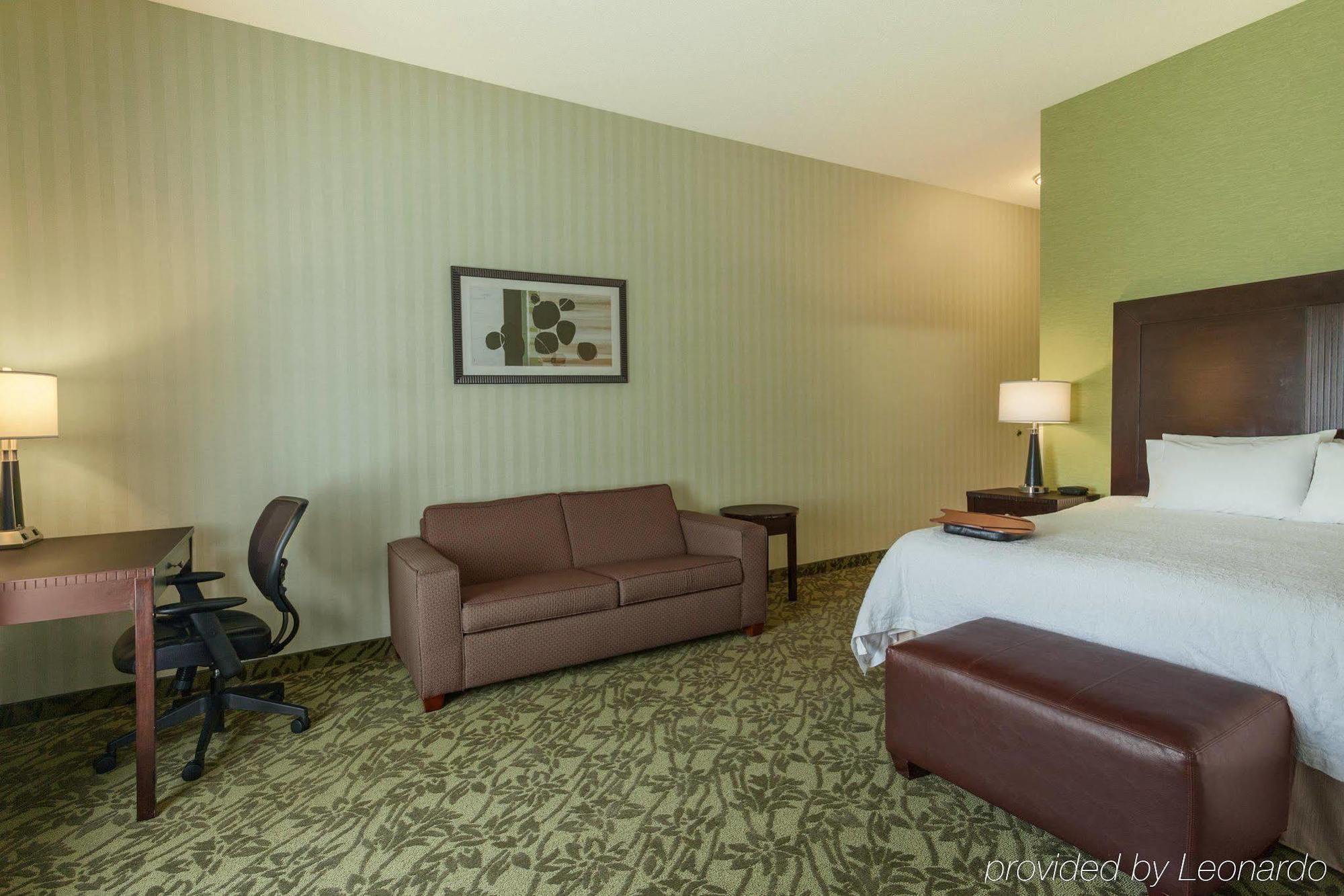 Hampton Detroit Roseville 3*